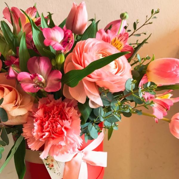 composizione fiori ranuncoli rose tulipani