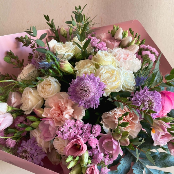 bouquet fiori rose astilbe statice fresie