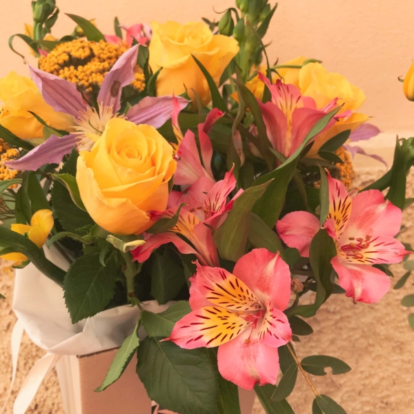 composizione fiori rose gialle alstromerie eucalipti