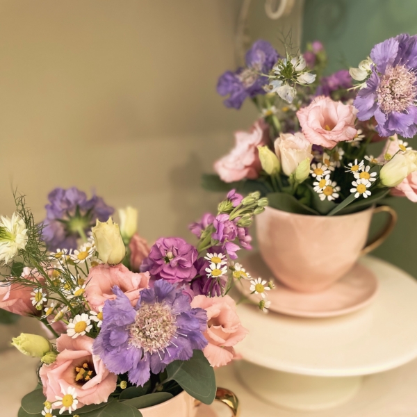 tazza porcellana fiori freschi