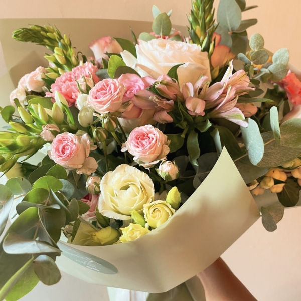 bouquet fiori freschi rose lisianthus